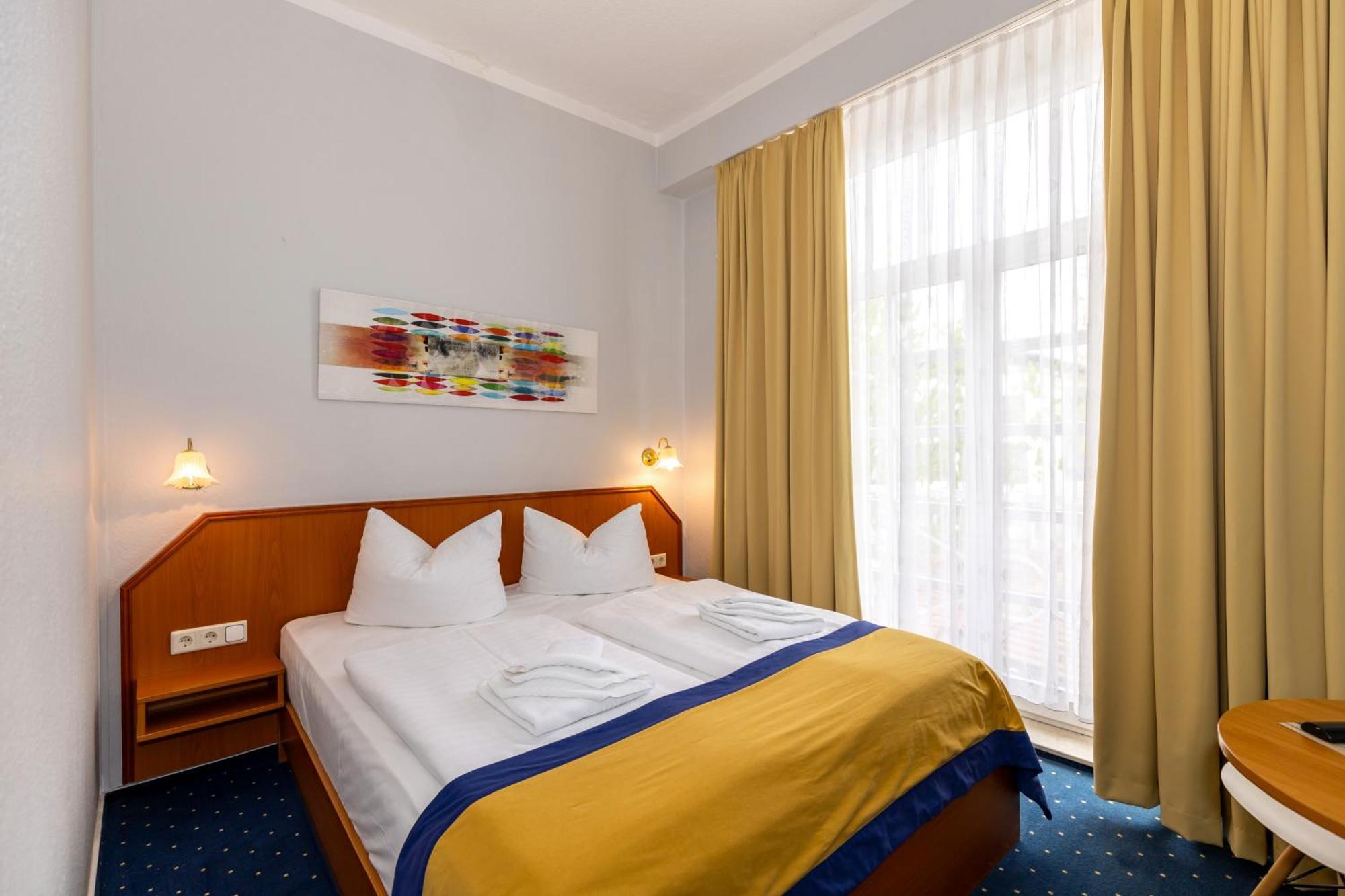 Hotel Zur Traube คูล็องสบอร์น ภายนอก รูปภาพ